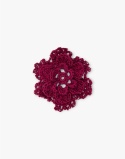 Bordowa broszka szydełkowa kwiat handmade - mała przestrzenna ozdoba ręcznie robiona