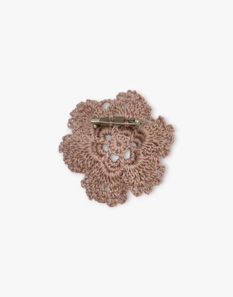 Tył beżowej broszki szydełkowej kwiat mały handmade - zapięcie i wykończenie ręczne Tył beżowej broszki szydełkowej kwiat mały handmade - zapięcie i wykończenie ręczne