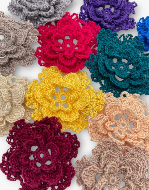 Broszka szydełkowa kwiat handmade - mała przestrzenna ozdoba ręcznie robiona Broszka szydełkowa kwiat handmade - mała przestrzenna ozdoba ręcznie robiona