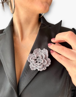 Szara broszka szydełkowa kwiat mały handmade noszona przez modelkę