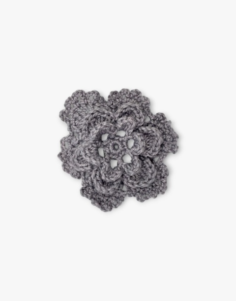 Szara broszka szydełkowa kwiat handmade - mała przestrzenna ozdoba ręcznie robiona Szara broszka szydełkowa kwiat handmade - mała przestrzenna ozdoba ręcznie robiona