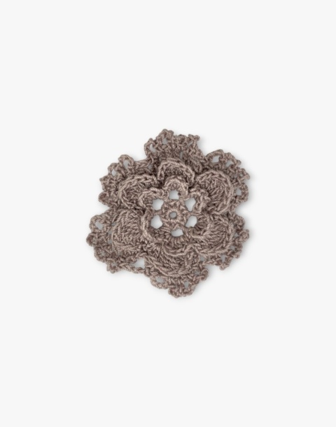 Szarobeżowa broszka szydełkowa kwiat handmade - mała przestrzenna ozdoba ręcznie robiona Szarobeżowa broszka szydełkowa kwiat handmade - mała przestrzenna ozdoba ręcznie robiona