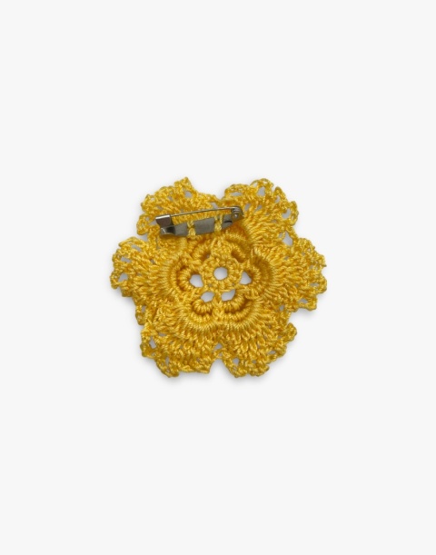Tył żółtej broszki szydełkowej kwiat mały handmade - zapięcie i wykończenie ręczne Tył żółtej broszki szydełkowej kwiat mały handmade - zapięcie i wykończenie ręczne
