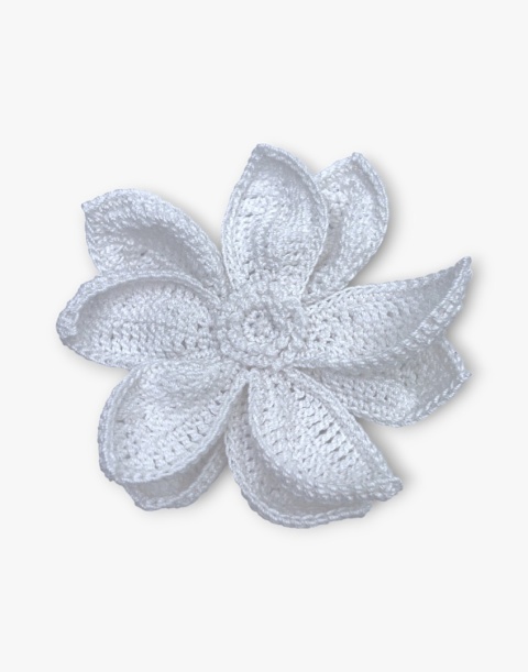 Biała broszka szydełkowa kwiat handmade - duża przestrzenna ozdoba ręcznie robiona Biała broszka szydełkowa kwiat handmade - duża przestrzenna ozdoba ręcznie robiona