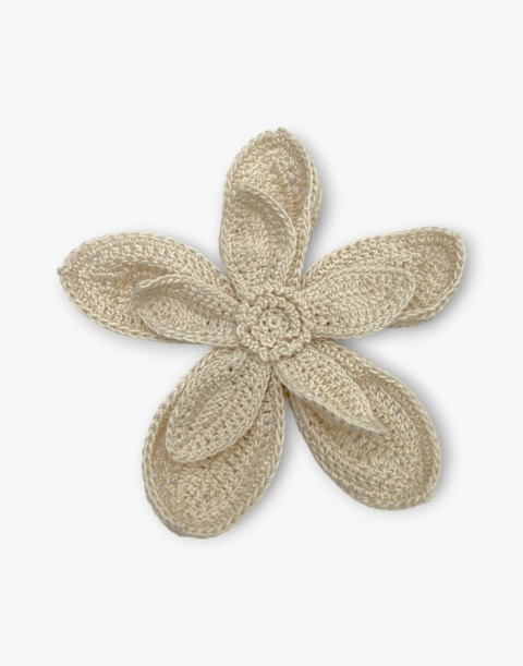 Ecru broszka szydełkowa kwiat handmade - duża przestrzenna ozdoba ręcznie robiona Ecru broszka szydełkowa kwiat handmade - duża przestrzenna ozdoba ręcznie robiona