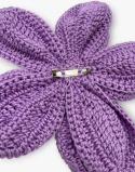 Tył fioletowej broszki szydełkowej kwiat handmade - zapięcie i wykończenie ręczne