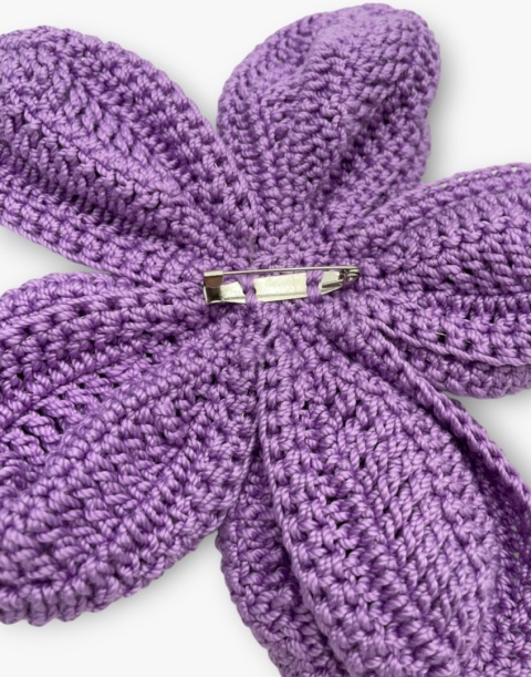 Tył fioletowej broszki szydełkowej kwiat handmade - zapięcie i wykończenie ręczne Tył fioletowej broszki szydełkowej kwiat handmade - zapięcie i wykończenie ręczne