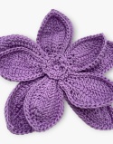 Detale fioletowej broszki szydełkowej kwiat handmade - precyzyjne wykonanie na szydełku