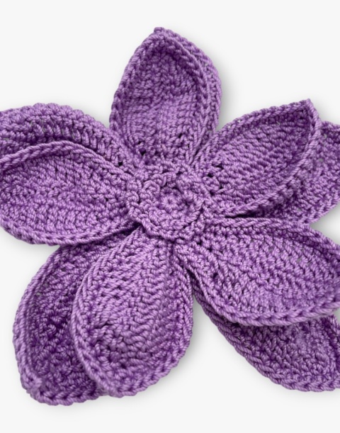 Detale fioletowej broszki szydełkowej kwiat handmade - precyzyjne wykonanie na szydełku Detale fioletowej broszki szydełkowej kwiat handmade - precyzyjne wykonanie na szydełku