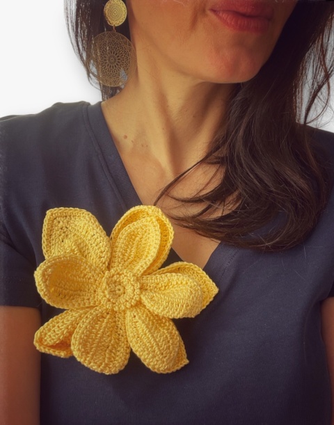 Żółta broszka szydełkowa kwiat handmade noszona przez modelkę Żółta broszka szydełkowa kwiat handmade noszona przez modelkę