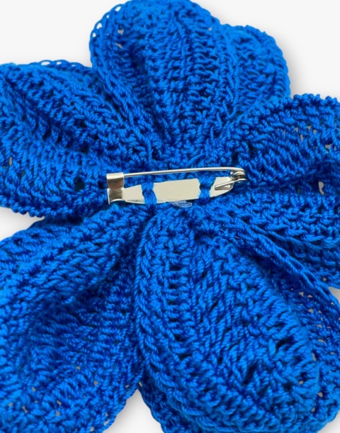 Tył niebieskiej broszki szydełkowej kwiat handmade - zapięcie i wykończenie ręczne Tył niebieskiej broszki szydełkowej kwiat handmade - zapięcie i wykończenie ręczne