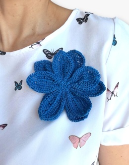 Niebieska broszka szydełkowa kwiat handmade noszona przez modelkę