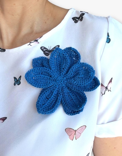 Niebieska broszka szydełkowa kwiat handmade noszona przez modelkę Niebieska broszka szydełkowa kwiat handmade noszona przez modelkę