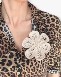 Ecru broszka szydełkowa kwiat handmade noszona przez modelkę
