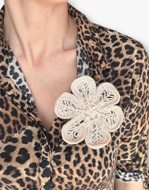 Ecru broszka szydełkowa kwiat handmade noszona przez modelkę Ecru broszka szydełkowa kwiat handmade noszona przez modelkę