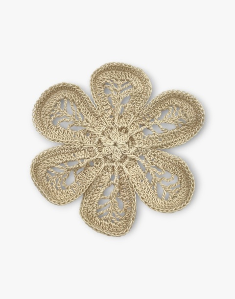 Ecru broszka szydełkowa kwiat handmade - duża przestrzenna ozdoba ręcznie robiona Ecru broszka szydełkowa kwiat handmade - duża przestrzenna ozdoba ręcznie robiona