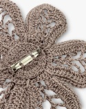 Tył jasnobrązowej broszki szydełkowej kwiat handmade - zapięcie i wykończenie ręczne