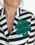 Zielona broszka szydełkowa kwiat handmade noszona przez modelkę