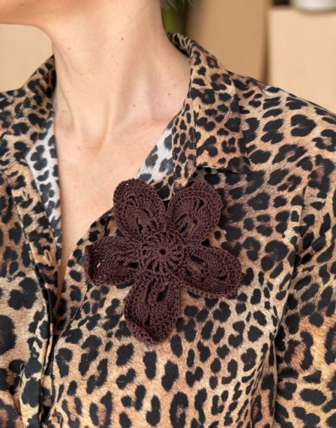 Brązowa broszka szydełkowa kwiat handmade noszona przez modelkę Brązowa broszka szydełkowa kwiat handmade noszona przez modelkę