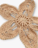 Zbliżenie ecru broszki szydełkowej kwiat handmade.