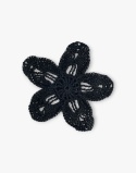 Czarna broszka szydełkowa kwiat handmade - średnia płaska ozdoba ręcznie robiona