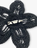 Tył czarnej broszki szydełkowej kwiat handmade - zapięcie i wykończenie ręczne