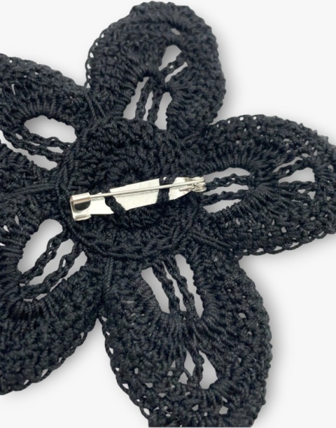 Tył czarnej broszki szydełkowej kwiat handmade - zapięcie i wykończenie ręczne Tył czarnej broszki szydełkowej kwiat handmade - zapięcie i wykończenie ręczne