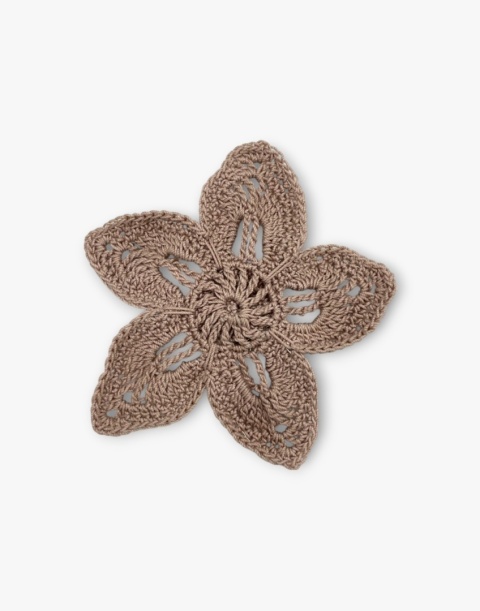 Jasnobrązowa broszka szydełkowa kwiat handmade - średnia płaska ozdoba ręcznie robiona Jasnobrązowa broszka szydełkowa kwiat handmade - średnia płaska ozdoba ręcznie robiona