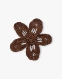 Brązowa broszka szydełkowa kwiat handmade - średnia płaska ozdoba ręcznie robiona