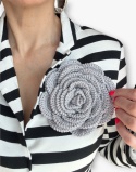 Szara broszka szydełkowa róża handmade noszona przez modelkę