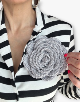 Szara broszka szydełkowa róża handmade noszona przez modelkę
