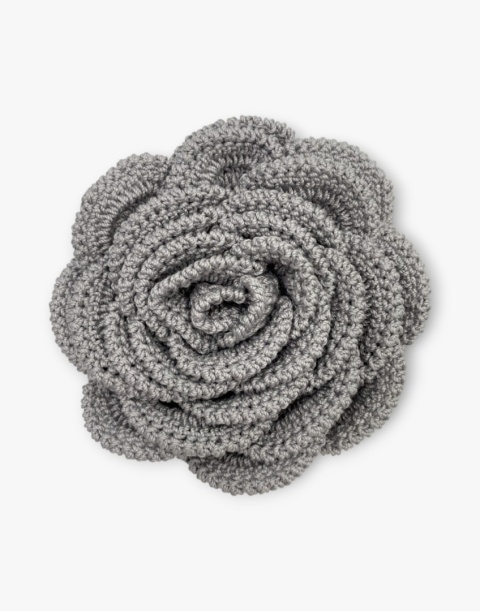 Szara broszka szydełkowa róża handmade - duża przestrzenna ozdoba ręcznie robiona Szara broszka szydełkowa róża handmade - duża przestrzenna ozdoba ręcznie robiona