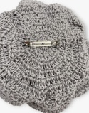 Tył szarej broszki szydełkowej róża handmade - zapięcie i wykończenie ręczne