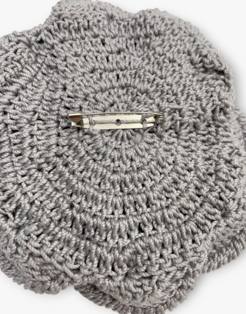 Tył szarej broszki szydełkowej róża handmade - zapięcie i wykończenie ręczne Tył szarej broszki szydełkowej róża handmade - zapięcie i wykończenie ręczne