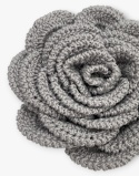Detale szarej broszki szydełkowej róża handmade - precyzyjne wykonanie na szydełku