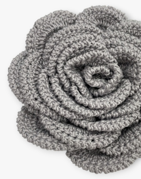 Detale szarej broszki szydełkowej róża handmade - precyzyjne wykonanie na szydełku Detale szarej broszki szydełkowej róża handmade - precyzyjne wykonanie na szydełku