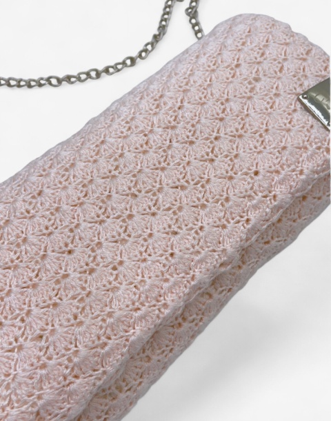 Jasnoróżowa torebka szydełkowa kopertówka handmade – elegancka mała torebka ręcznie robiona