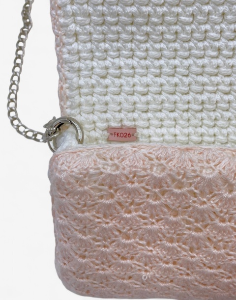 Jasnoróżowa torebka szydełkowa kopertówka handmade – elegancka mała torebka ręcznie robiona