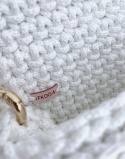 Biała torebka szydełkowa z kwiatami handmade – elegancka torebka ręcznie robiona