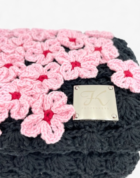 Czarna torebka szydełkowa z kwiatami wiśni handmade – elegancka torebka ręcznie robiona Czarna torebka szydełkowa z kwiatami wiśni handmade – elegancka torebka ręcznie robiona