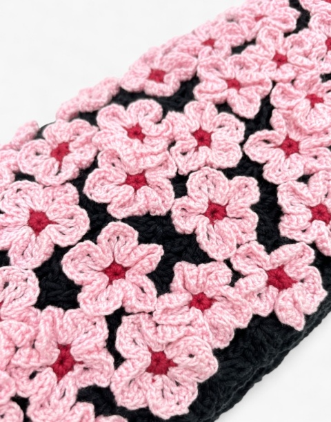 Czarna torebka szydełkowa z kwiatami wiśni handmade – elegancka torebka ręcznie robiona Czarna torebka szydełkowa z kwiatami wiśni handmade – elegancka torebka ręcznie robiona