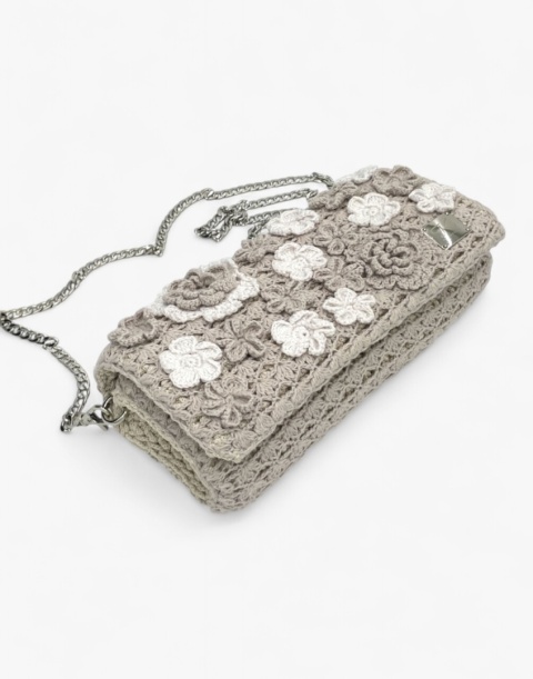 Czarna torebka szydełkowa z kwiatami handmade – elegancka torebka ręcznie robiona Czarna torebka szydełkowa z kwiatami handmade – elegancka torebka ręcznie robiona