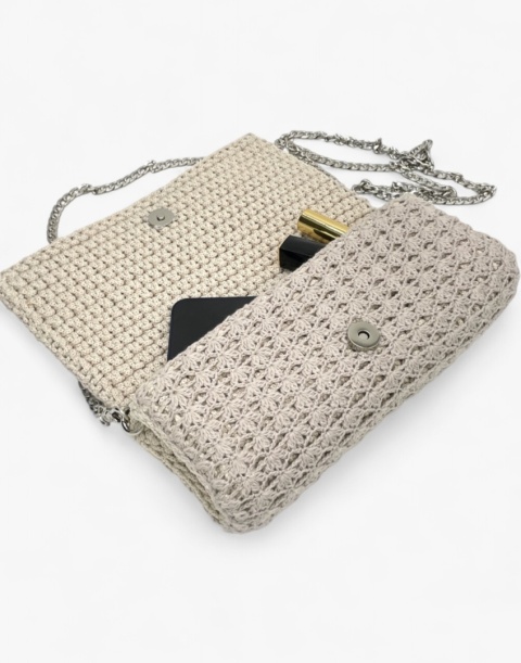 Czarna torebka szydełkowa z kwiatami handmade – elegancka torebka ręcznie robiona Czarna torebka szydełkowa z kwiatami handmade – elegancka torebka ręcznie robiona