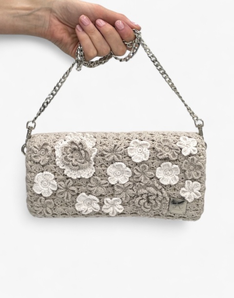 Czarna torebka szydełkowa z kwiatami handmade – elegancka torebka ręcznie robiona Czarna torebka szydełkowa z kwiatami handmade – elegancka torebka ręcznie robiona