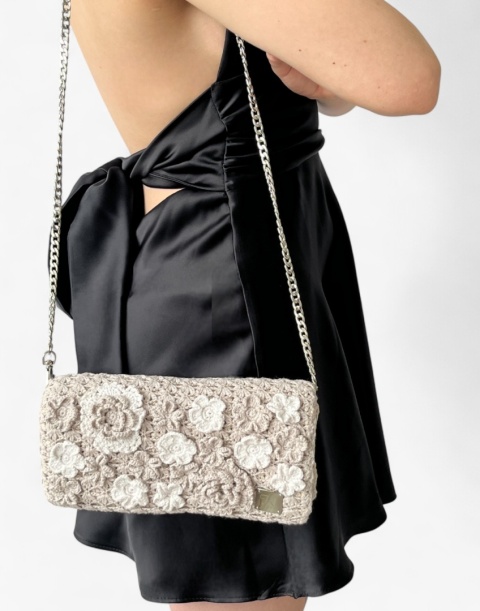 Czarna torebka szydełkowa z kwiatami handmade – elegancka torebka ręcznie robiona Czarna torebka szydełkowa z kwiatami handmade – elegancka torebka ręcznie robiona