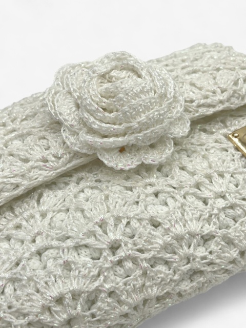 Biała z nicią mini torebka szydełkowa kopertówka handmade – ślubna torebka ręcznie robiona