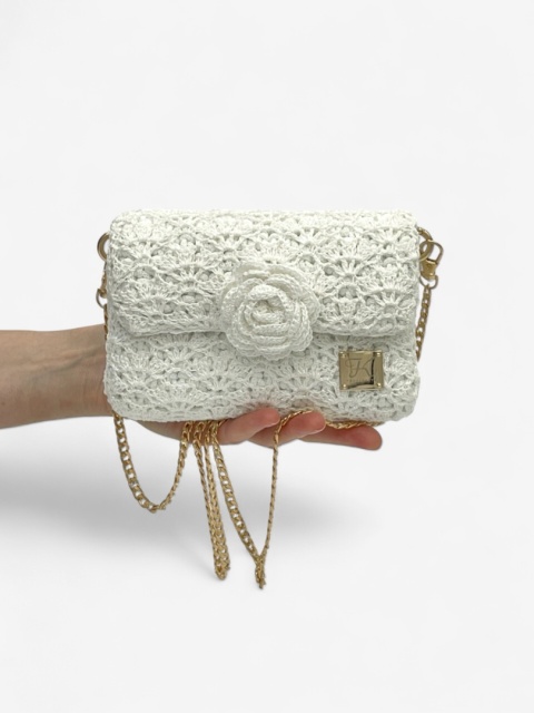 Biała z nicią mini torebka szydełkowa kopertówka handmade – ślubna torebka ręcznie robiona