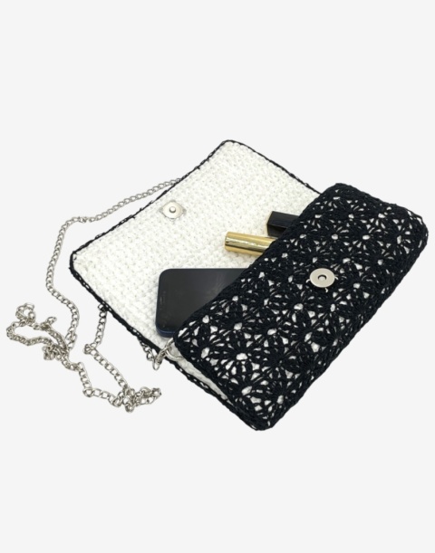 Czarna torebka szydełkowa z koronkowym pokryciem – elegancka torebka ręcznie robiona