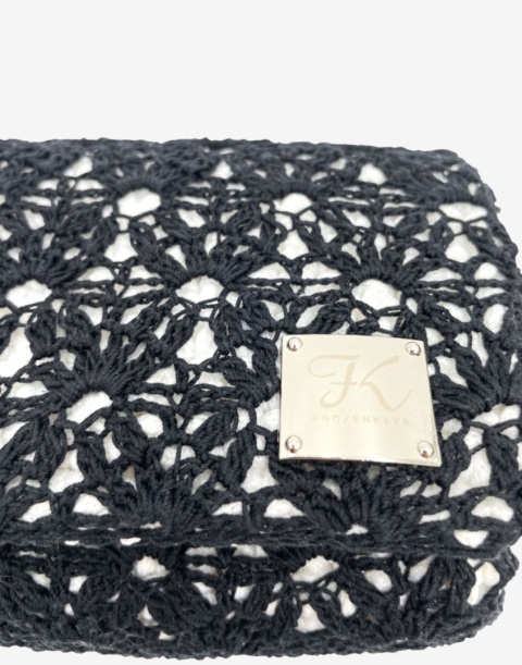 Czarna torebka szydełkowa z koronkowym pokryciem – elegancka torebka ręcznie robiona