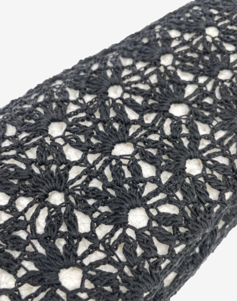 Czarna torebka szydełkowa z koronkowym pokryciem – elegancka torebka ręcznie robiona